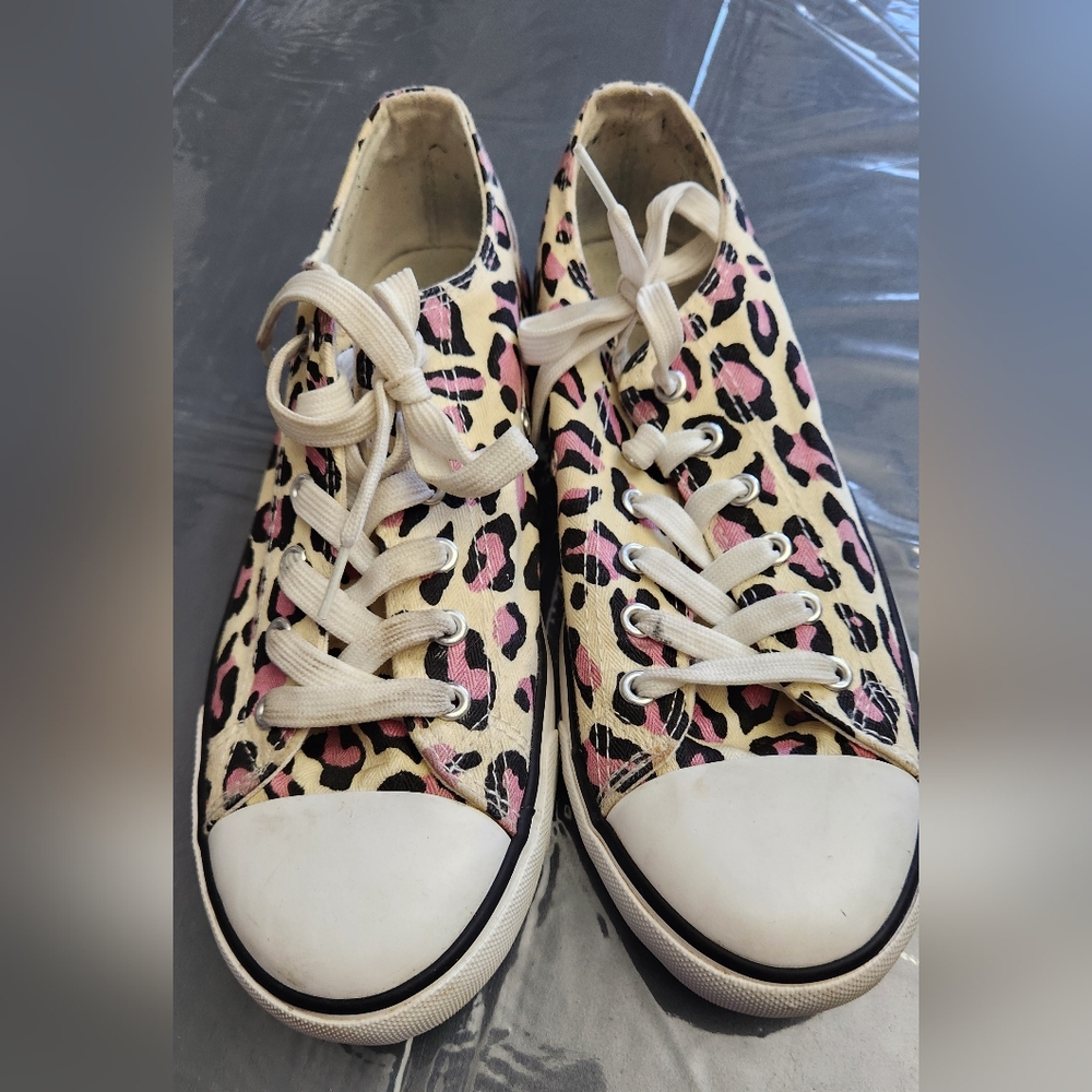 Ladies sz 9 Obtaom cheetah print on beige shoes